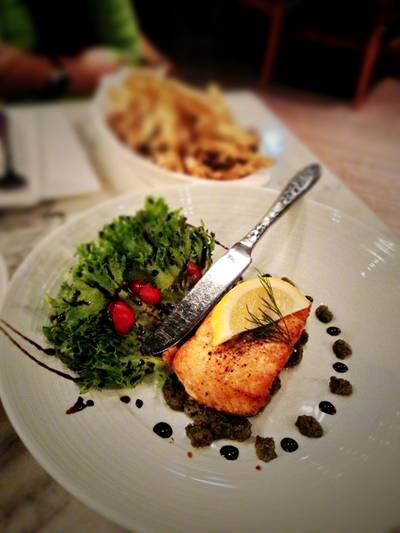 สเต๊คปลาแซลมอนฯ ที่ ร้านอาหาร Checkmate Bar & Bistro