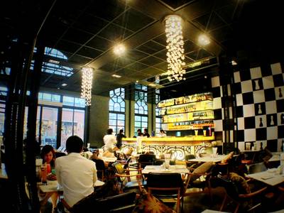 ภายในร้านครับ บาร์สวย เด่นมาก ที่ ร้านอาหาร Checkmate Bar & Bistro