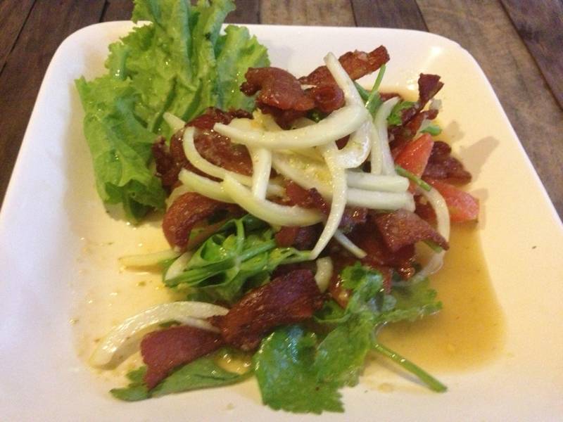 ยำเบคอนทอด120บาท ที่ ร้านอาหาร Postcard Pub & Restaurant