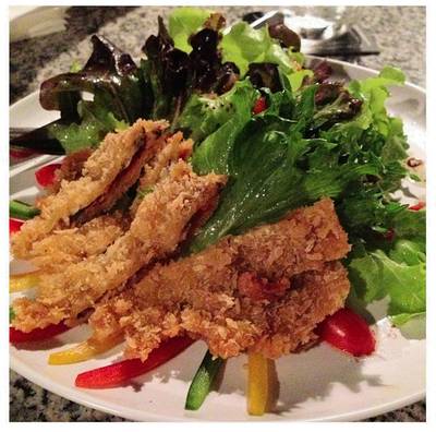 สลัดปูนิ่ม ที่ ร้านอาหาร SOMETHIN'ELSE