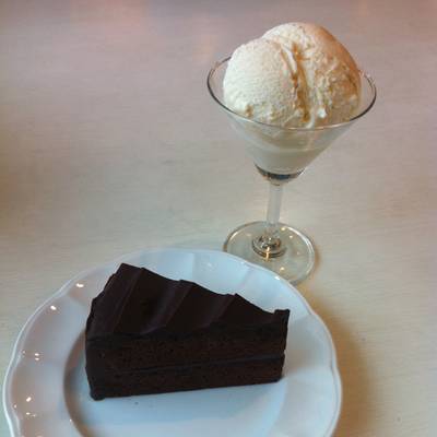 The Dark With Ice-cream ที่ ร้านอาหาร Vintage 2009 The Dark With Ice-cream ที่ ร้านอาหาร Vintage 2009