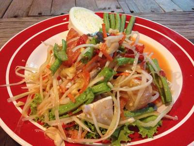 ส้มตำปูม้า120บาท ที่ ร้านอาหาร Postcard Pub & Restaurant