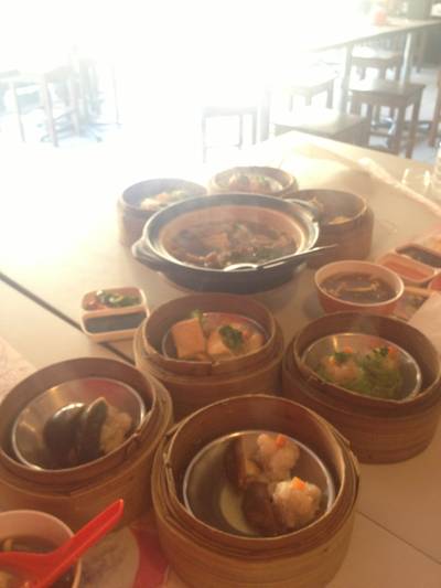 ติ่มซำมาทีละอย่างสองอย่าง ถ่ายไม่ทันโดนจกหมดก่อนทุกที ที่ ร้านอาหาร โชคดีติ่มซำ จุฬา ซอย 12