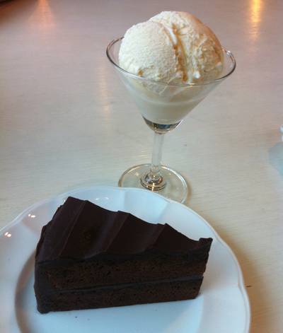 The Dark กับไอศครีมวนิลา ที่ ร้านอาหาร Vintage 2009