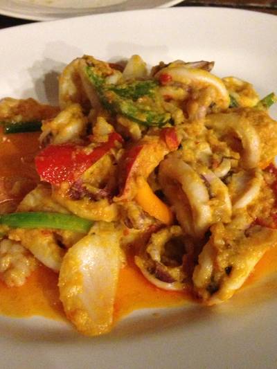 ปลาหมึกผัดไข่เค็ม ที่ ร้านอาหาร ระเบียงทะเล