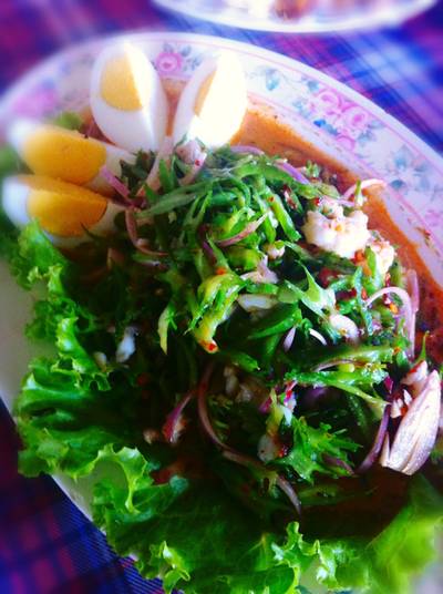 ยําถั่วพลู ที่ ร้านอาหาร ครัวบ้านริมน้ำ วัดกู้