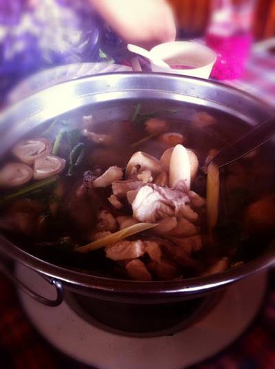 ต้มยําปลาเก๋า ที่ ร้านอาหาร ครัวบ้านริมน้ำ วัดกู้