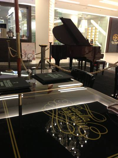 บรรยากาศของโต๊ะด้านนอก ที่ ร้านอาหาร Vanilla Brasserie Siam Paragon