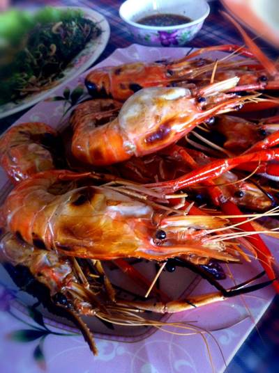 กุ้งเผา ที่ ร้านอาหาร ครัวบ้านริมน้ำ วัดกู้