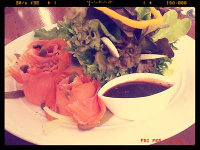 สลัดแซลมอนรมควัน ที่ ร้านอาหาร The Smoke House