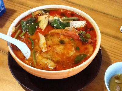 ต้มยำปลากะพง  ที่ ร้านอาหาร เจ๊เหมียว