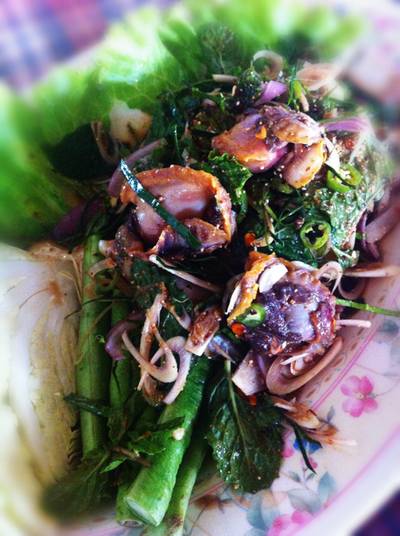 ยําหอยแคลง ที่ ร้านอาหาร ครัวบ้านริมน้ำ วัดกู้