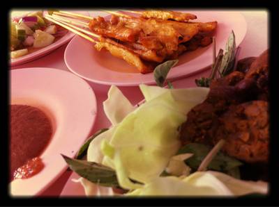ไส้อั่ว-หมูเต๊ะ ที่ ร้านอาหาร ข้าวซอยเสมอใจ ไส้อั่ว-หมูเต๊ะ ที่ ร้านอาหาร ข้าวซอยเสมอใจ