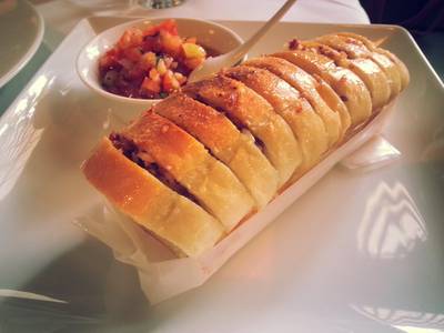 ขนมปังกระเทียมอบกรอบ 110 บาท ที่ ร้านอาหาร Greyhound Cafe Avenue รัชโยธิน