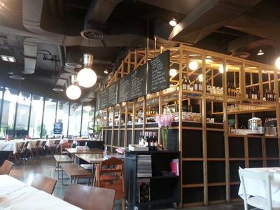 ร้านตกแต่งสวยงาม ที่ ร้านอาหาร Greyhound Cafe Avenue รัชโยธิน