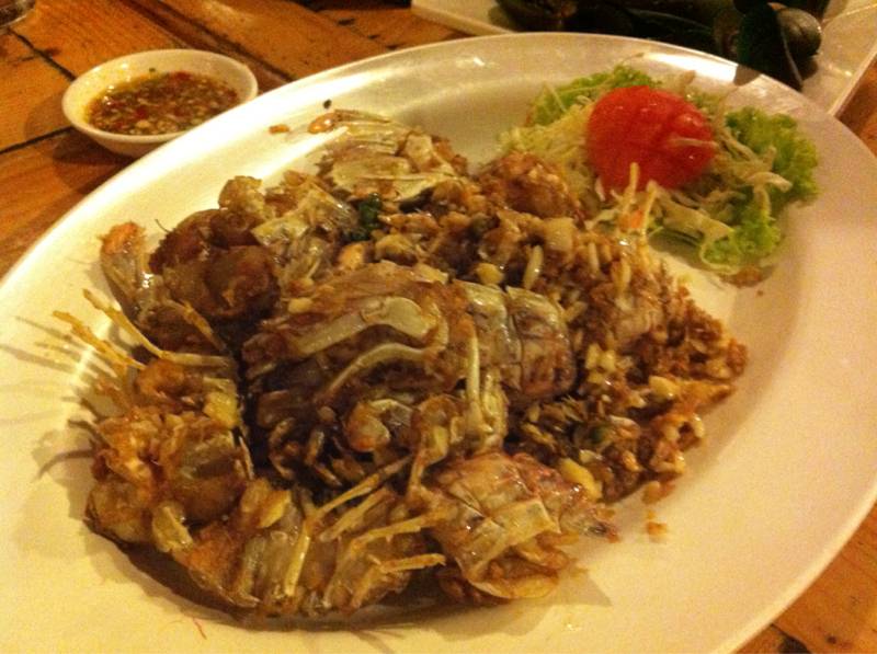 กั้งทอดกระเทียม ที่ ร้านอาหาร ครัวธารา หลังสึนามิ