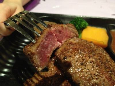 Beef steak รอบแรกทำมา well-done ทำมาใหม่ medium rare ที่ออกจะ rare มากไปหน่อย ที่ ร้านอาหาร Tokiya Fusion Steak Course Siam Discovery