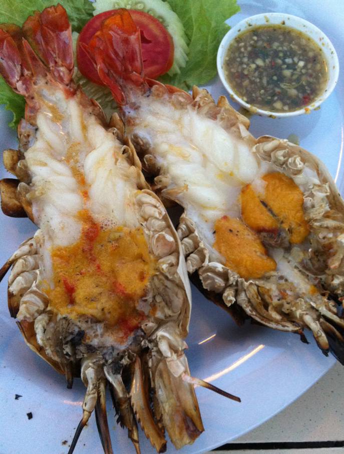 กุ้งแม่น้ำเผา 2 ตัวครึ่งโล ราคา 900 บาท แอบเศร้า  T_T  ที่ ร้านอาหาร กินลมชมสะพาน
