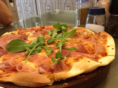 parma ham pizza แป้งบางกรอบ ที่ ร้านอาหาร White Story The Walk