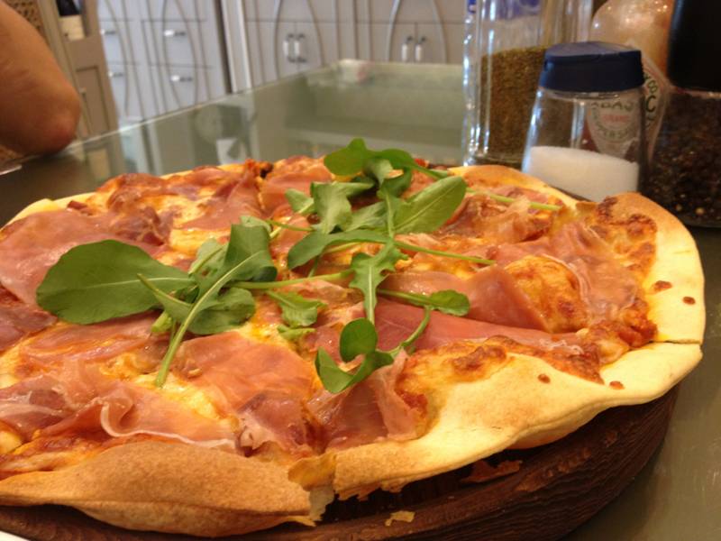 parma ham pizza แป้งบางกรอบ ที่ ร้านอาหาร White Story The Walk