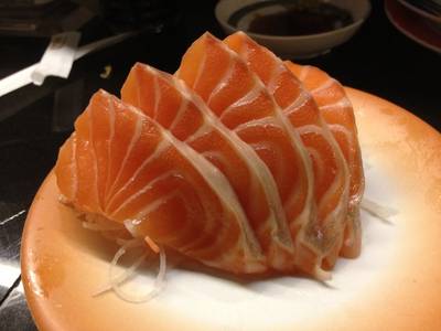 Salmon sashimi ที่ ร้านอาหาร Heiroku Sushi Central World