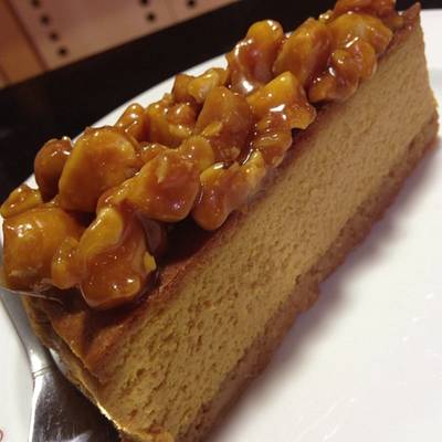 Macadamia cheesecake อร่อยฟิน ที่ ร้านอาหาร Neil's Tavern Restaurant (Steak House) ร่วมฤดี