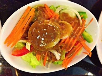 สลัดผักทานคู่ข้าวหมูอบ ที่ ร้านอาหาร ขวัญจิตร