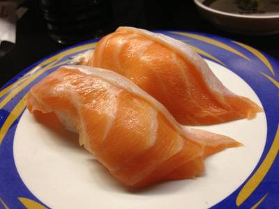 Salmon sushi ที่ ร้านอาหาร Heiroku Sushi Central World