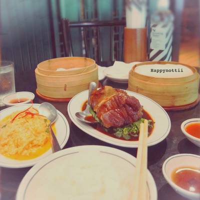 ฮะเก๋า ขาหมูหมันโถ เนื้อปูผัดผงกระหรี่ มื้อนี้เพียง 500 บาท อร่อย อิ่มมากๆค่า ที่ ร้านอาหาร Vanilla Garden