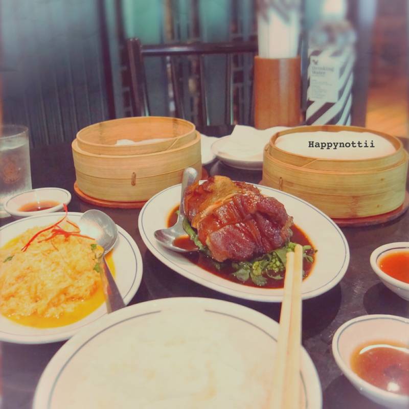 ฮะเก๋า ขาหมูหมันโถ เนื้อปูผัดผงกระหรี่ มื้อนี้เพียง 500 บาท อร่อย อิ่มมากๆค่า ที่ ร้านอาหาร Vanilla Garden
