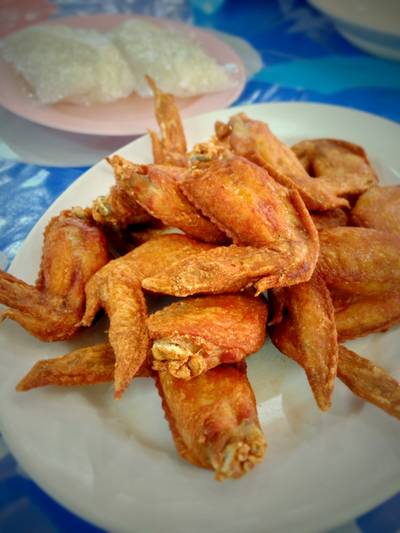 ปีกไก่ทอด กรอบนอกนุ่มใน ไม่ต้องปรุง ที่ ร้านอาหาร ขนมจีนครูยอด (ประโดก)