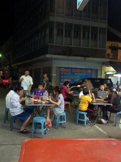 ร้านอาหาร เจ๊อึ่ง หน้าโรงหนังเก่า