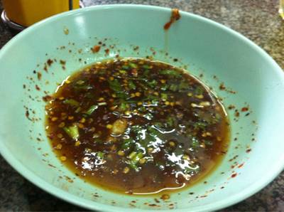 น้ำจิ้มอร่อย กินกับเกี้ยวทอด ที่ ร้านอาหาร ต.รุ่งโรจน์ ลูกชิ้นปลา