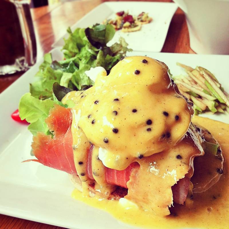 Smoked Salmon Egg Benedict พลาดมากก มาแบบไข่สุกเหมือนไข่ต้ม หมดมู๊ดเลยค่ะ -"- ที่ ร้านอาหาร Mellow ทองหล่อ