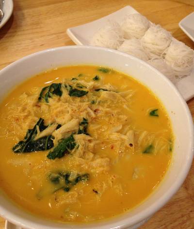 แกงปูใบชะพลูกับเส้นหมี่ ที่ ร้านอาหาร แหลมเจริญ ซีฟู้ด Paradise Park