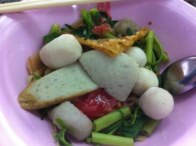 บะหมี่โฟ ที่ ร้านอาหาร ต.รุ่งโรจน์ ลูกชิ้นปลา