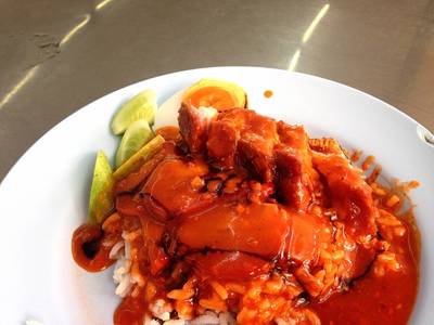 ข้่าวหมูแดงหมูกรอบ ที่ ร้านอาหาร ข้าวหมูแดงนายจิว