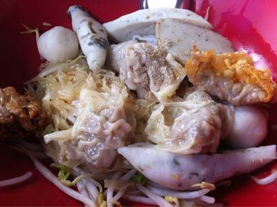 บะหมี่แห้ง ที่ ร้านอาหาร ต.รุ่งโรจน์ ลูกชิ้นปลา