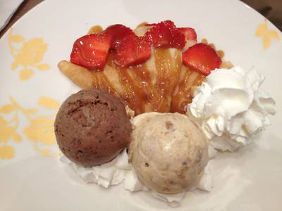 Banana Crepe Encouter (ปล เปลี่ยนเป็นstrawberryจ้า) ที่ ร้านอาหาร Haagen-Dazs พรอมมานาด