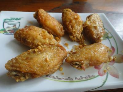 ปีกไก่ทรงเครื่อง ที่ ร้านอาหาร ครกไม้ไทยลาว