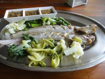 ปลาเนื้ออ่อนนึ่ง ที่ ร้านอาหาร ครกไม้ไทยลาว