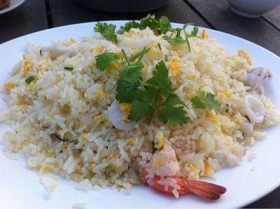 ข้าวผัดกุ้งปลาหมึก ที่ ร้านอาหาร แพอาหาร กู๊ดวิว