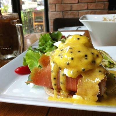 Egg Benedict Smoked Salmon ค่ะ มาชิ้นใหญ่สวยงามมากๆ จานใหญ่จนน่าตกใจเลยค่ะ ที่ ร้านอาหาร Mellow ทองหล่อ