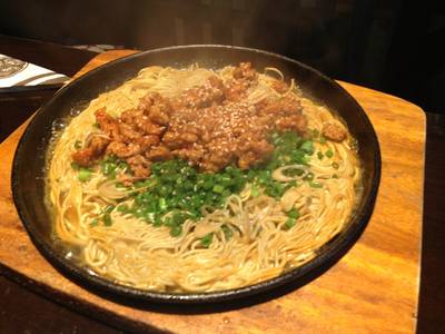 ราเมงกะทะร้อน ที่ ร้านอาหาร Ramen Suteiji