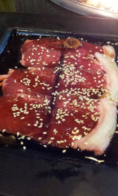 เนื้อ Aus สดๆจากตู้แช่  ที่ ร้านอาหาร Uchi Yakiniku Buffet