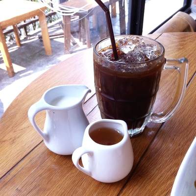 สั่งเครื่องดื่มเป็นกาแฟเย็นค่ะ แยกน้ำเชื่อและนมมาให้ปรุงเอง ที่ ร้านอาหาร Mellow ทองหล่อ