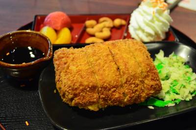 ไอศครีมทงคัตซึ ที่ ร้านอาหาร Icedea