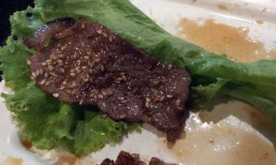 ย่างเนื้อ Aus มากินคู่กะผัก อร่อยไปอีกแบบครับ ที่ ร้านอาหาร Uchi Yakiniku Buffet