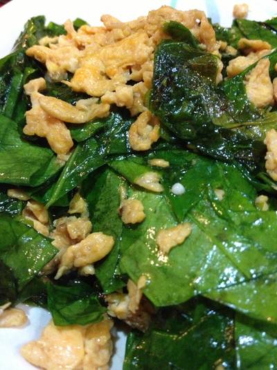 ใบเหมียงผัดไข่ ที่ ร้านอาหาร ปากน้ำซีฟู้ด ใบเหมียงผัดไข่ ที่ ร้านอาหาร ปากน้ำซีฟู้ด