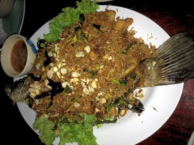 ปลากระพงทอดตะไคร้ ขอแนะนำ ที่ ร้านอาหาร ครัวระเบียงน้ำ